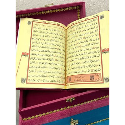 Große Quran-Truhe mit Koran auf Arabisch